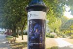 Opera na zamku na słupach ogłoszeniowych z jesiennym repertuarem