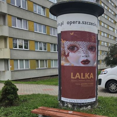LALKA w Operze na Zamku na słupach ogłoszeniowych w Szczecinie